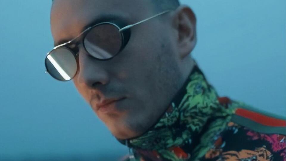 Ivan Navi: Холодна ніч в обіймах теплих, до твоїх пліч торкаюсь я. Ти розкажи мені про себе, як довго ти до мене йшла