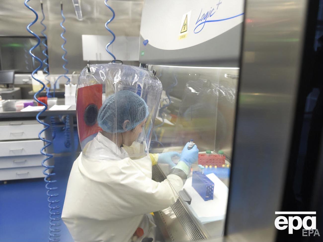 На том, что вирус был создан искусственно в китайской лаборатории, настаивают американские власти. У разведок пяти западных стран доказательств в пользу этой версии нет, выяснили журналисты