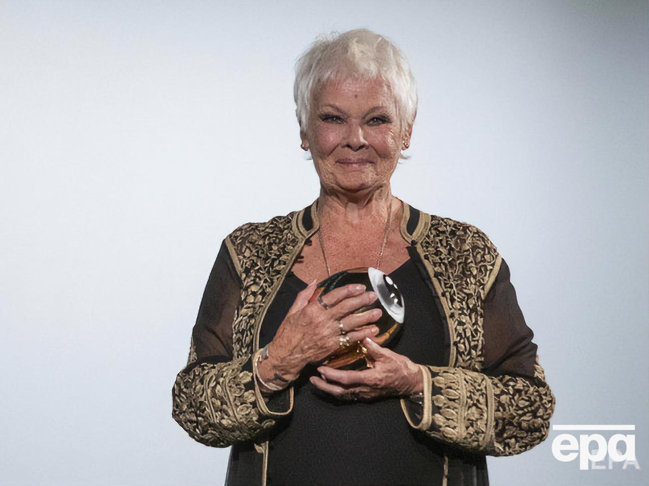 Денч стала самой возрастной моделью глянцевого издания