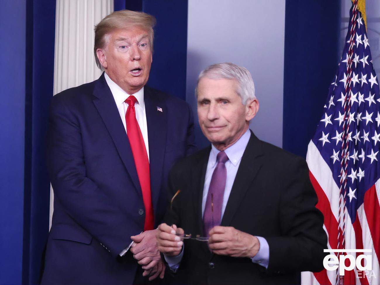 Фаучи (справа) является советником Трампа