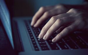Більшість кібератак проводять методом розпорошування паролів, заявили в органах кібербезпеки США і Сполученого Королівства