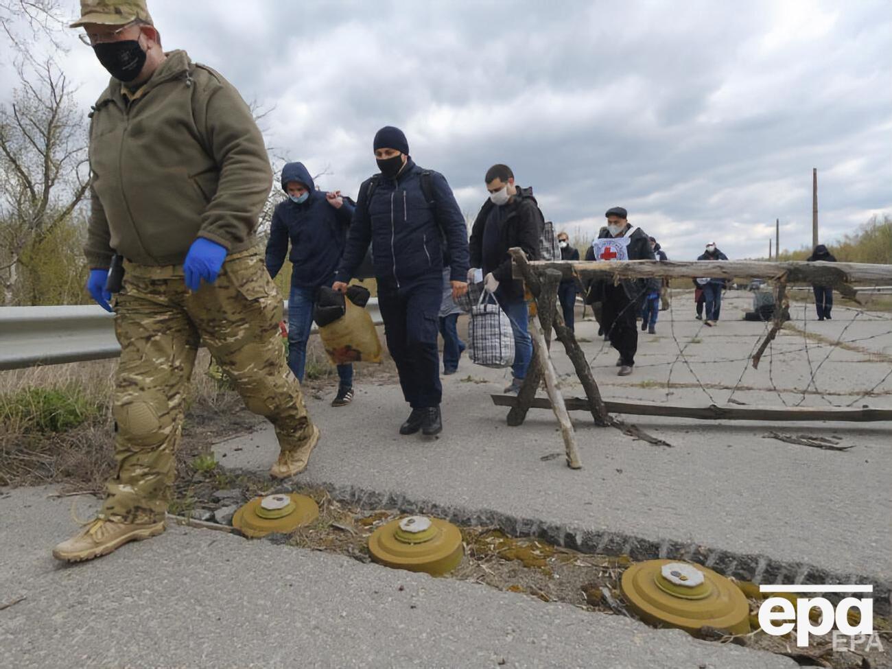 В апреле боевики освободили 20 человек, украинские власти передали им 14