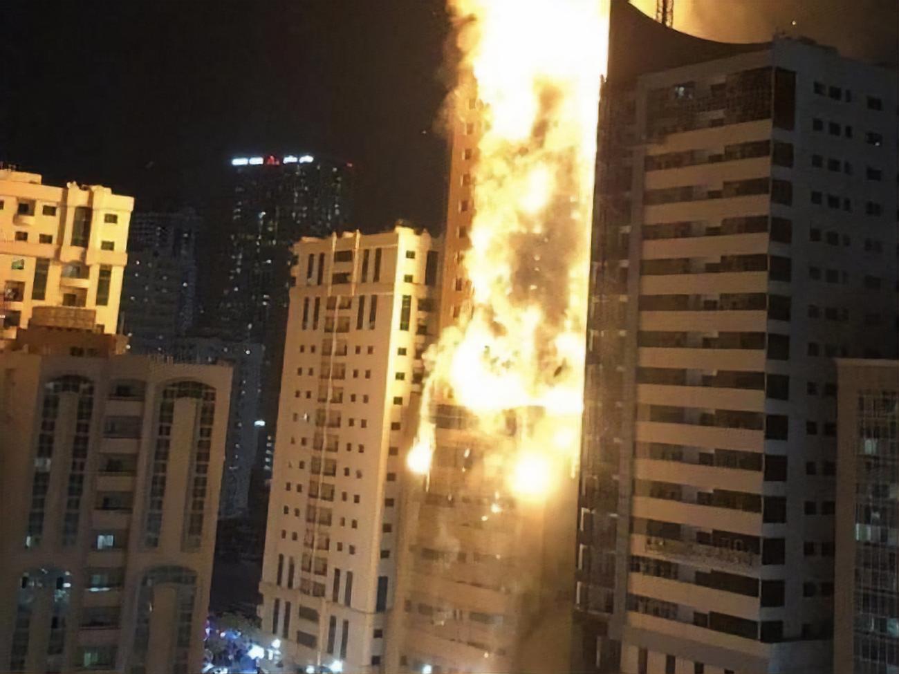 В Шардже загорелся небоскреб