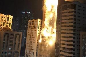 В Шардже загорелся небоскреб