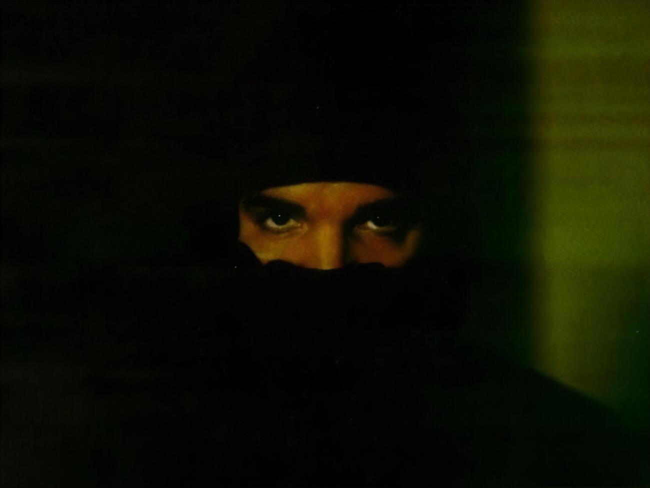 Композицию он сопроводил собственным снимком в черной балаклаве