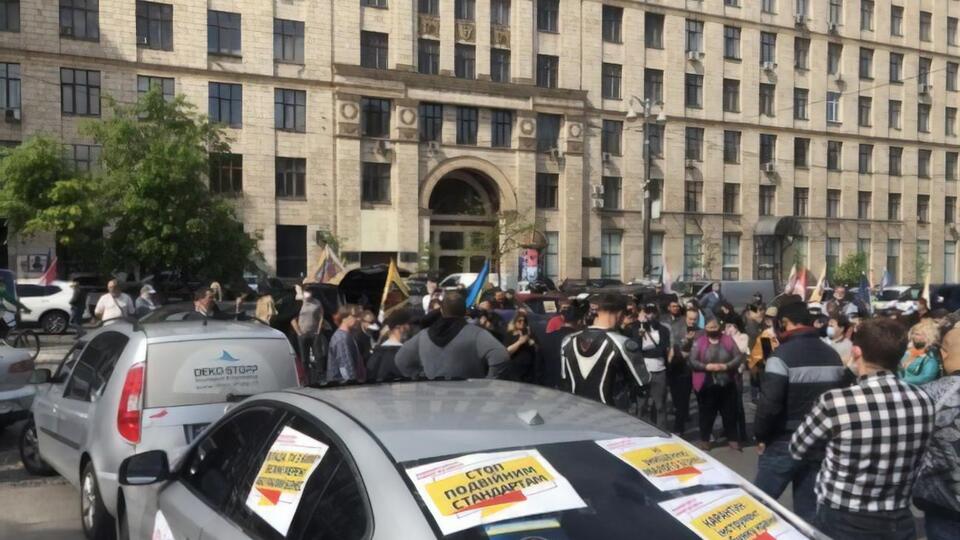Акция проходит вблизи Европейской площади, полиция не пропускает митингующих к зданию Кабмина