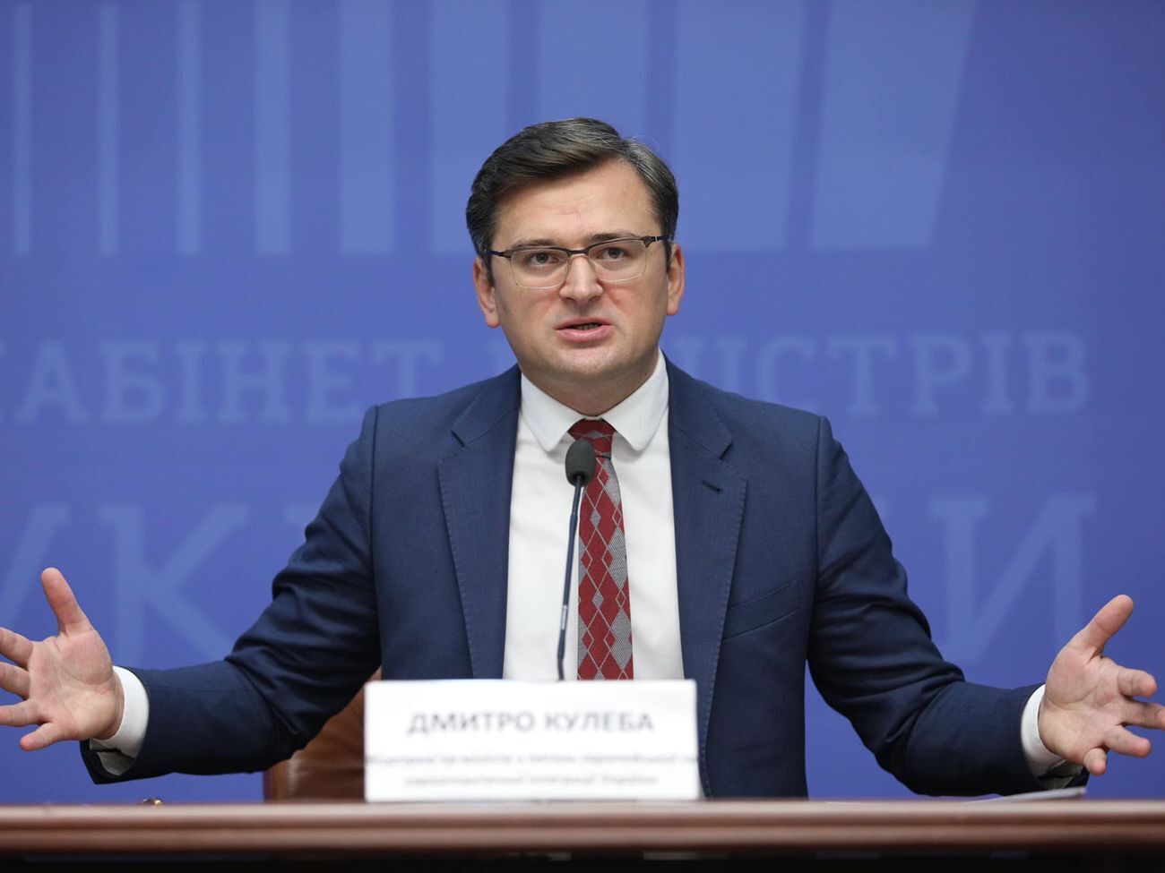 Кулеба заявив, що авіасполучення будуть відновлювати "дуже обережно"