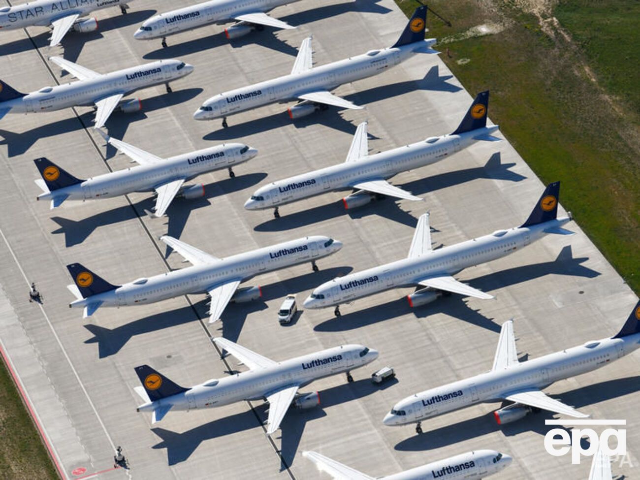 Через пандемію авіасполучення у світі майже зупинилося