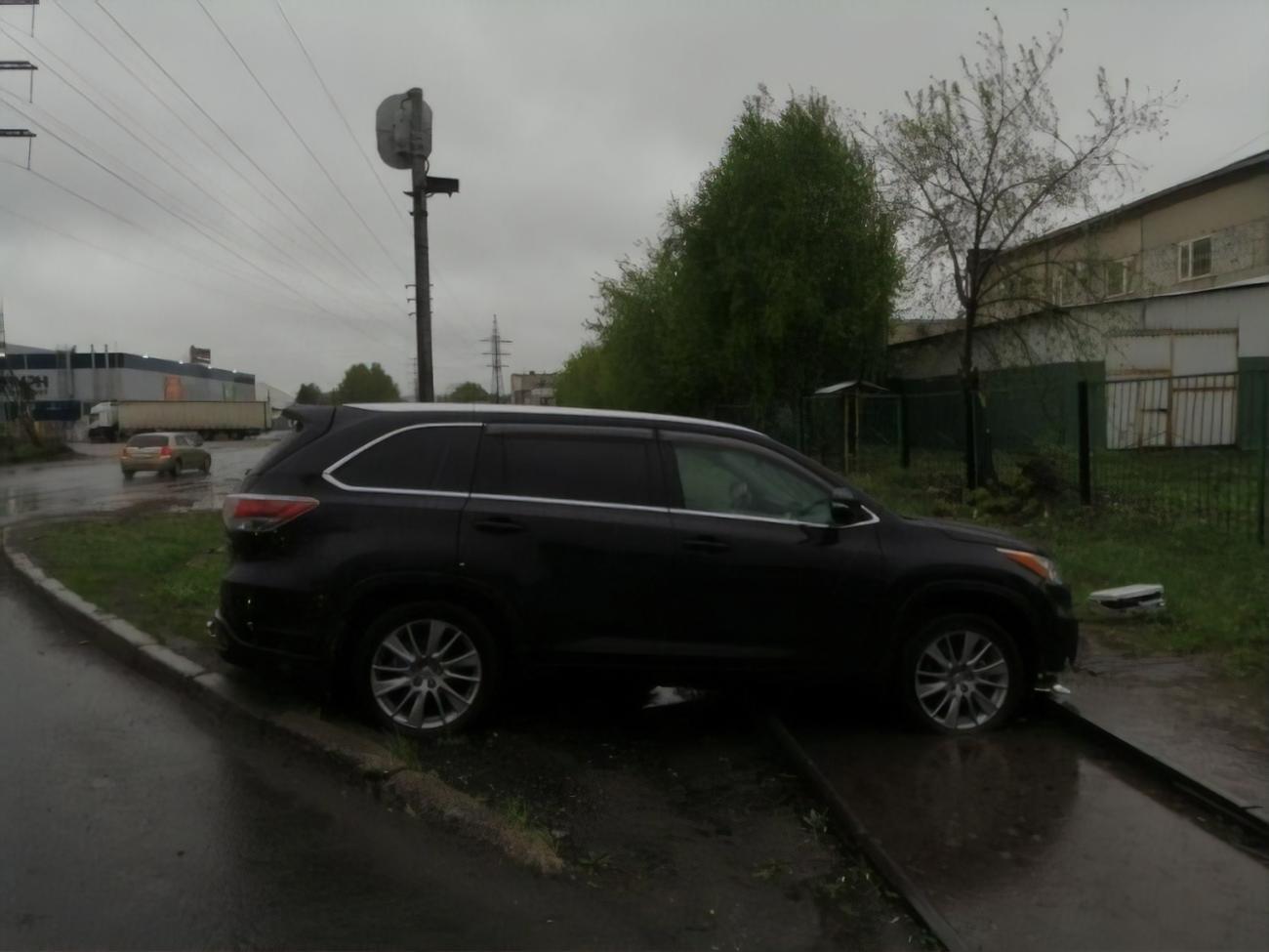 Toyota наехала на рельсы