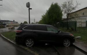 Toyota наехала на рельсы