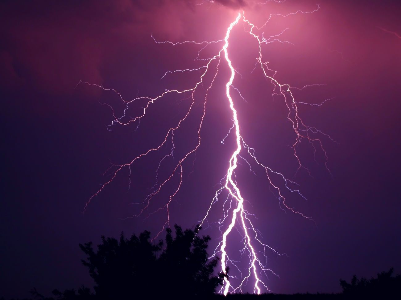 Удар молнии стал причиной гибели подростка