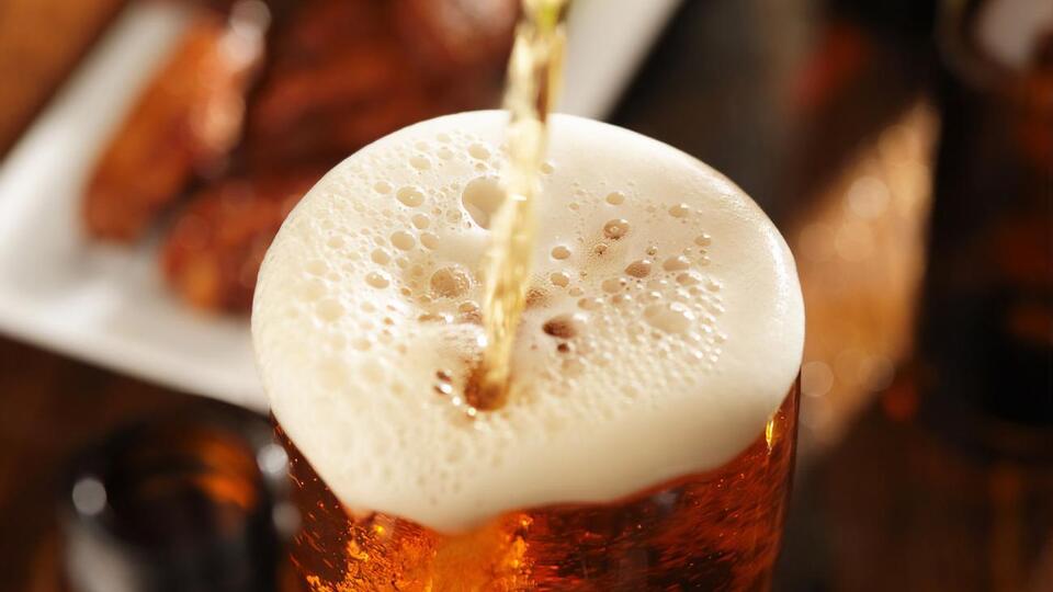 Срок годности пива на исходе и дальше его хранить нет смысла, сообщили в ассоциации