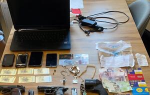 У подозреваемых изъяли оружие и наркотики, заявили в Офисе генпрокурора