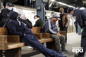 Полиции пришлось выпроваживать из метро бездомных, чтобы дезинфекторы обработали станции