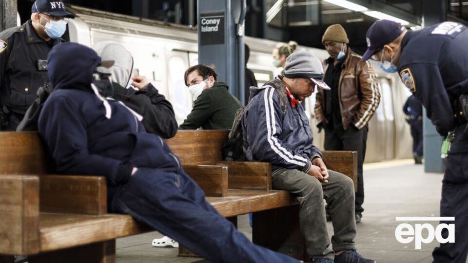 Полиции пришлось выпроваживать из метро бездомных, чтобы дезинфекторы обработали станции