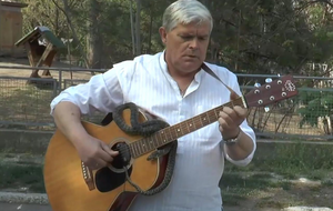 Беляков "украсил" гитару змеей