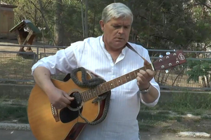 Беляков "украсил" гитару змеей