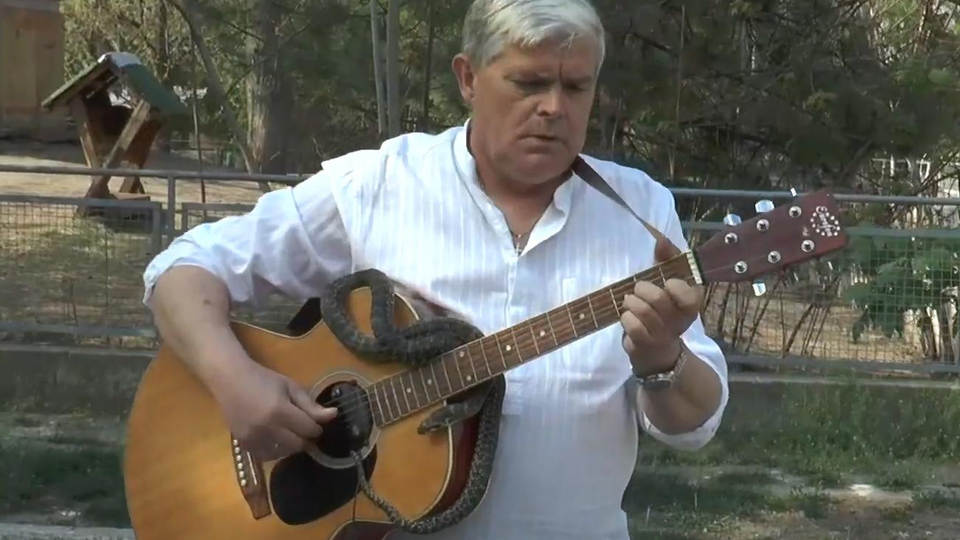 Беляков "украсил" гитару змеей