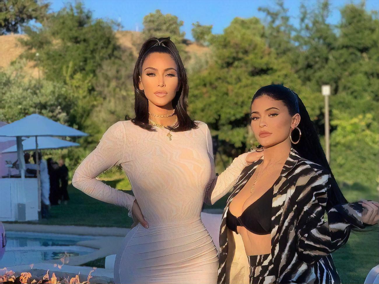 Дженнер (на фото справа) показала, как выглядит, занимаясь спортом