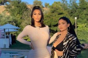 Дженнер (на фото справа) показала, как выглядит, занимаясь спортом