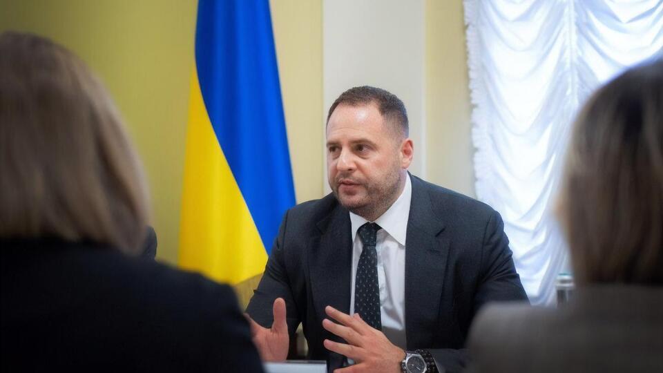 Ермак отметил, что ранее власти закрывали глаза на то, что в ТКГ были только представители боевиков