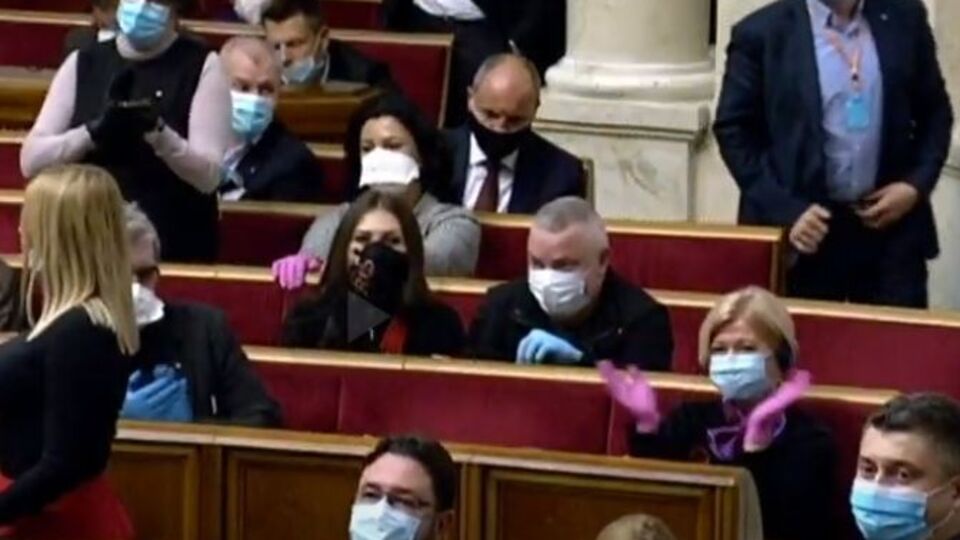 Заяву Гетманцева Геращенко (праворуч у рожевих рукавичках) зустріла оплесками