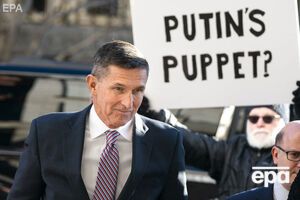 Флінн біля будівлі суду у Вашингтоні 2018 року; напис на плакаті "Путінська маріонетка"