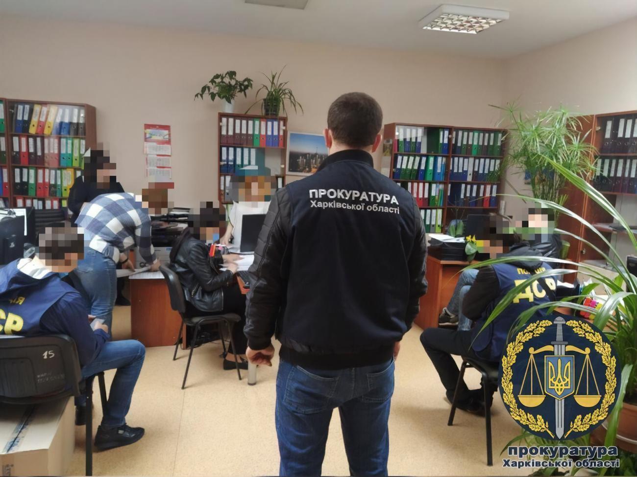 Обыски проводят сотрудники полиции под процессуальным руководством прокуратуры