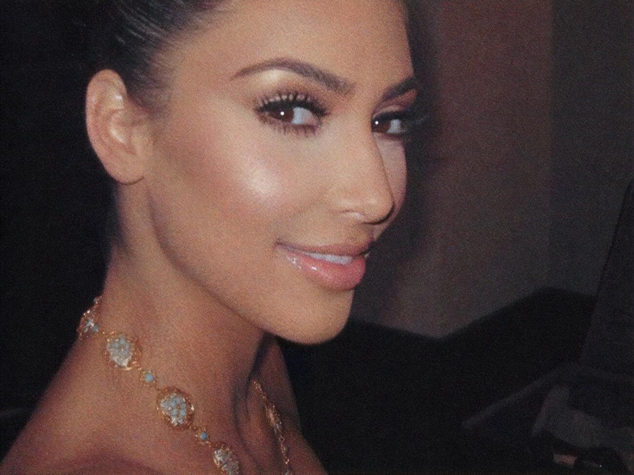 Кардашян:&nbsp;Песчаный ажурный принт на волосах на пляже поздно ночью