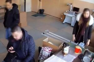 Поліцейські проводили обшук узимку