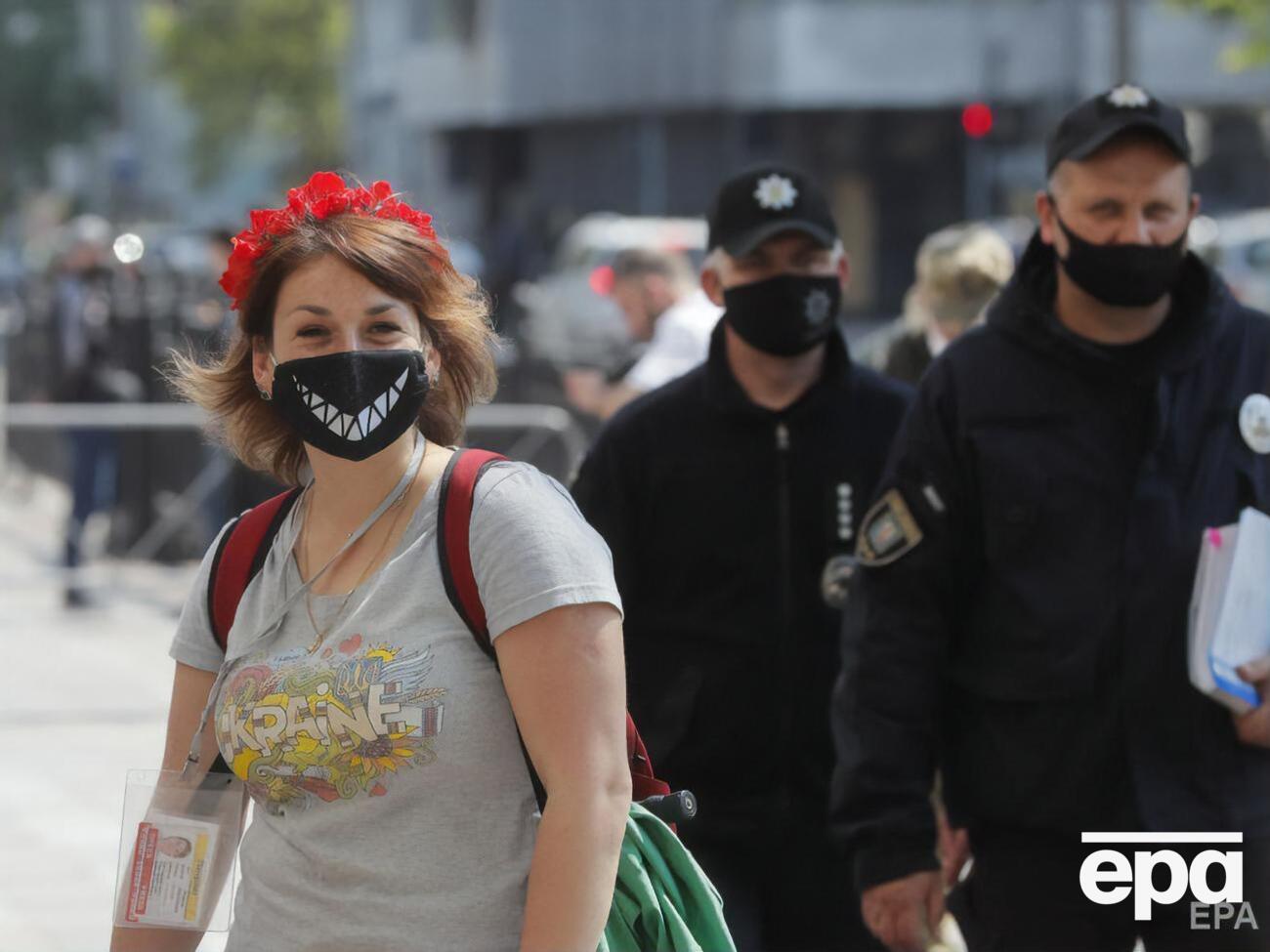 Карантин в Україні запровадили із 12 березня, було заборонено масові заходи, закрито навчальні заклади, ТРЦ, магазини, ресторани та кав'ярні, спортзали і салони краси, обмежено рух транспорту