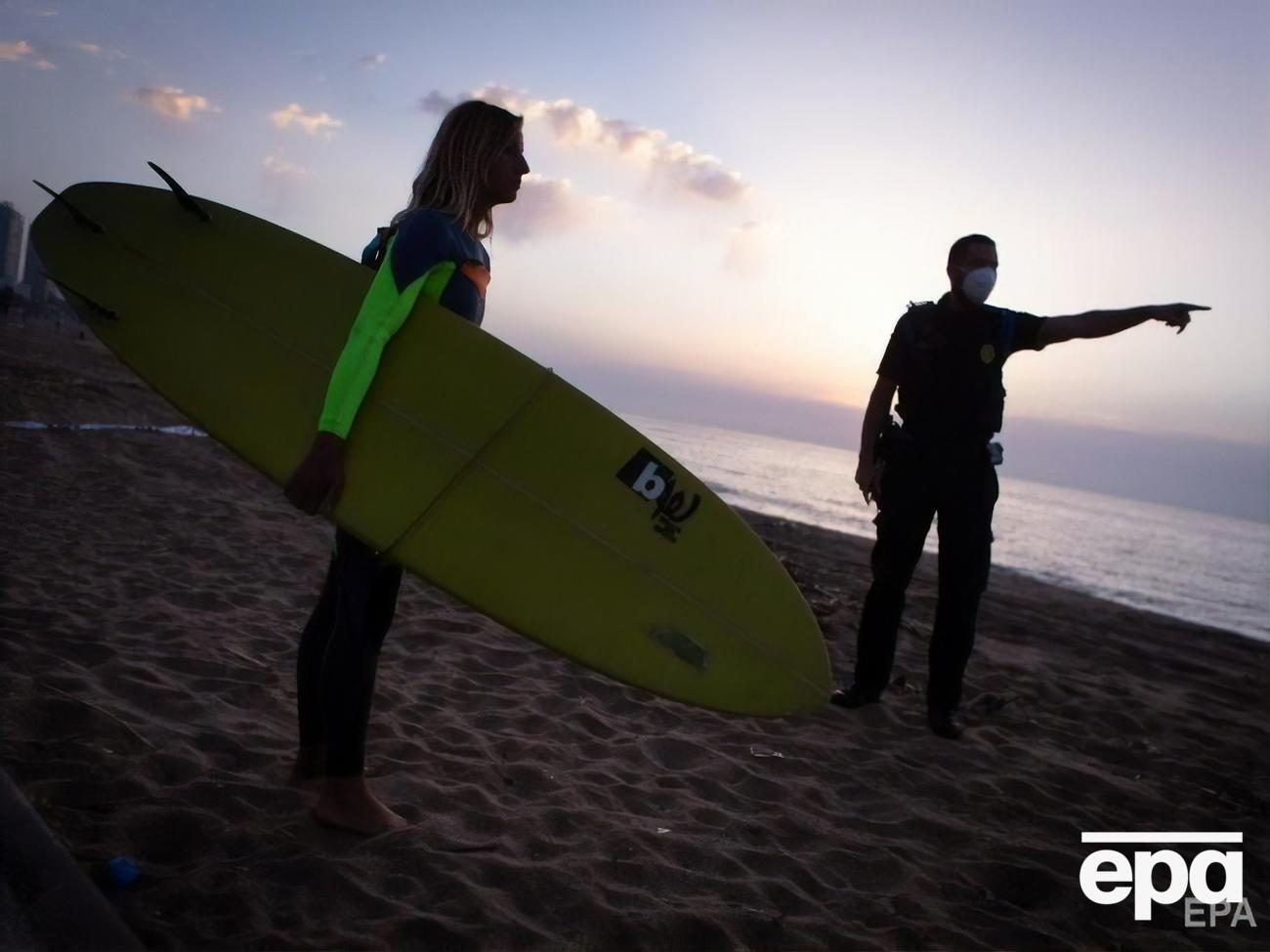У Барселоні знову відкрили пляжі. Можна займатися спортом або плавати, але не відпочивати. Фоторепортаж