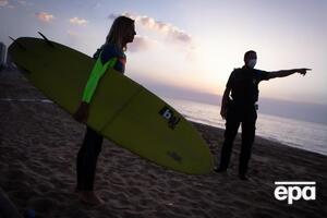 У Барселоні знову відкрили пляжі. Можна займатися спортом або плавати, але не відпочивати. Фоторепортаж