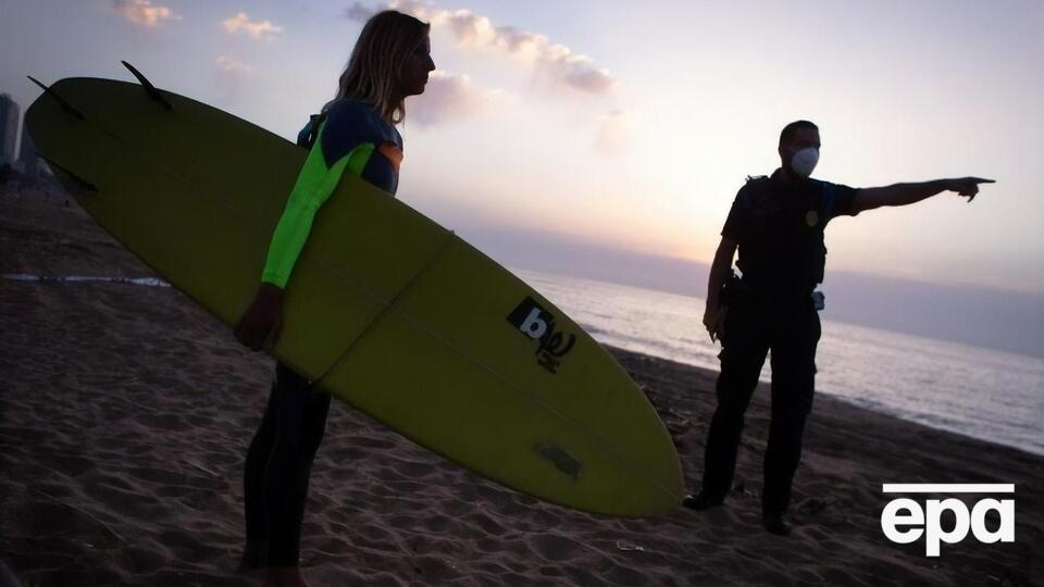 У Барселоні знову відкрили пляжі. Можна займатися спортом або плавати, але не відпочивати. Фоторепортаж