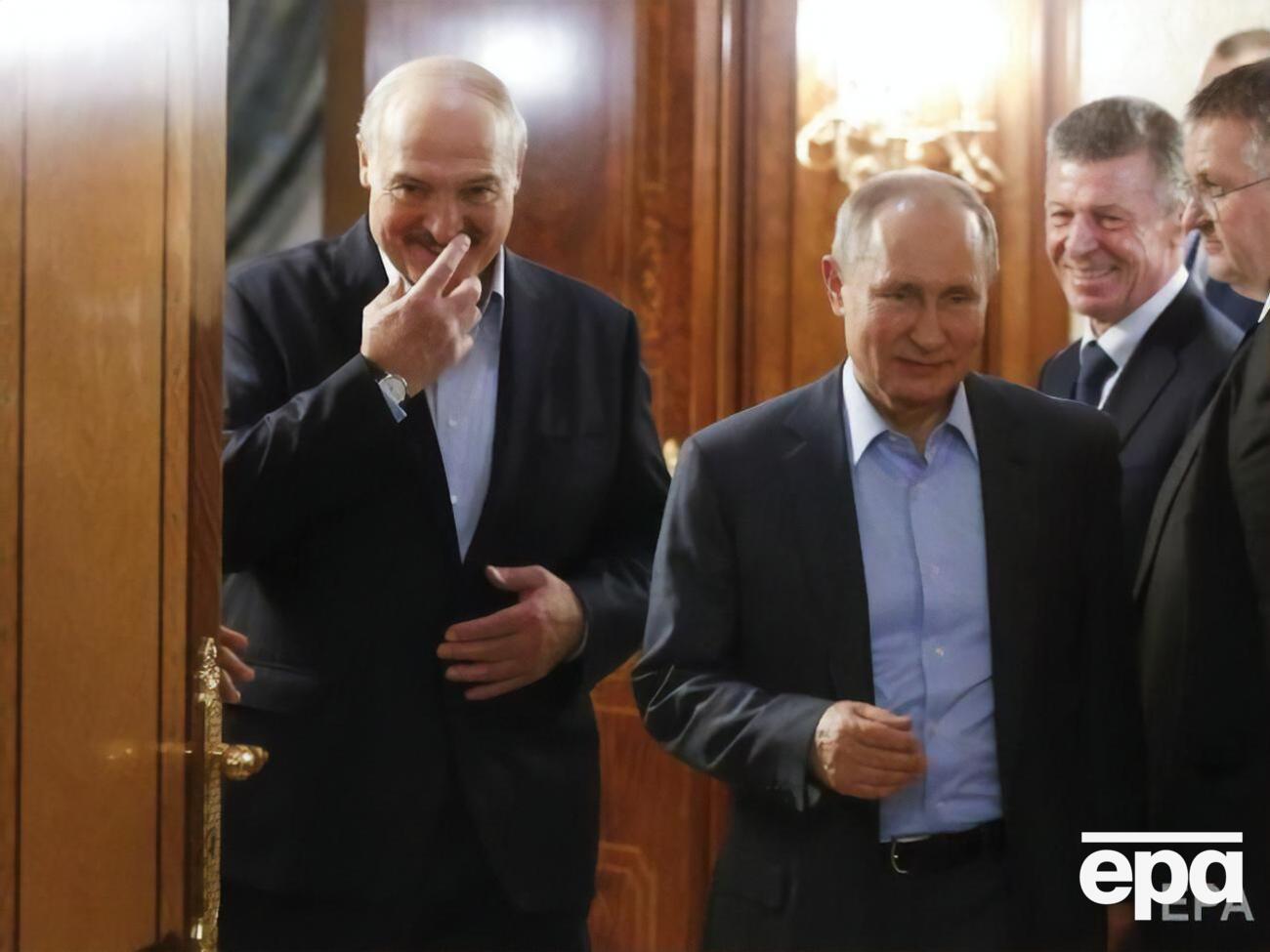 Лукашенко (на фото крайний слева) встречается с людьми, отметил Цимбалюк