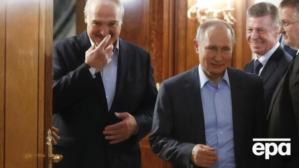 Лукашенко (на фото крайній ліворуч) зустрічається з людьми, зазначив Цимбалюк