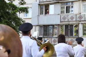 Оркестр играл известные фронтовые песни