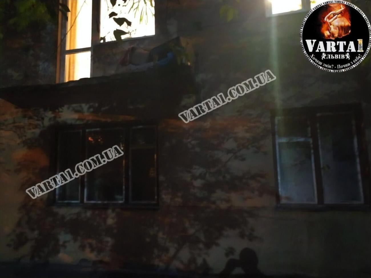 Після падіння з балкона троє людей дістали численні травми