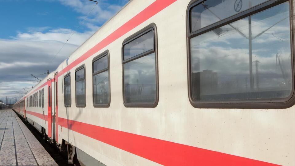 Перенесення запуску електрички пов'язане з тим, що робітники не встигли завершити ремонт потягів