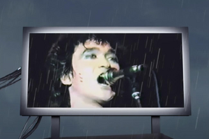 В ролике появляется монитор с голограммой Цоя