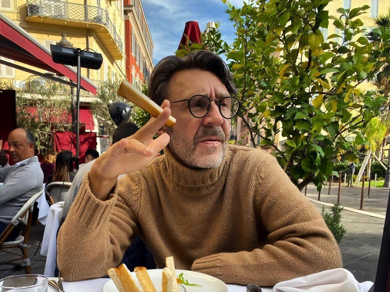 Шнуров: Вжоперти сидели люди. Да, без средств и взаперти, Как ты жопой не верти,&nbsp;Х...й без соли лег на блюде