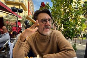 Шнуров: Вжоперти сидели люди. Да, без средств и взаперти, Как ты жопой не верти, Х...й без соли лег на блюде