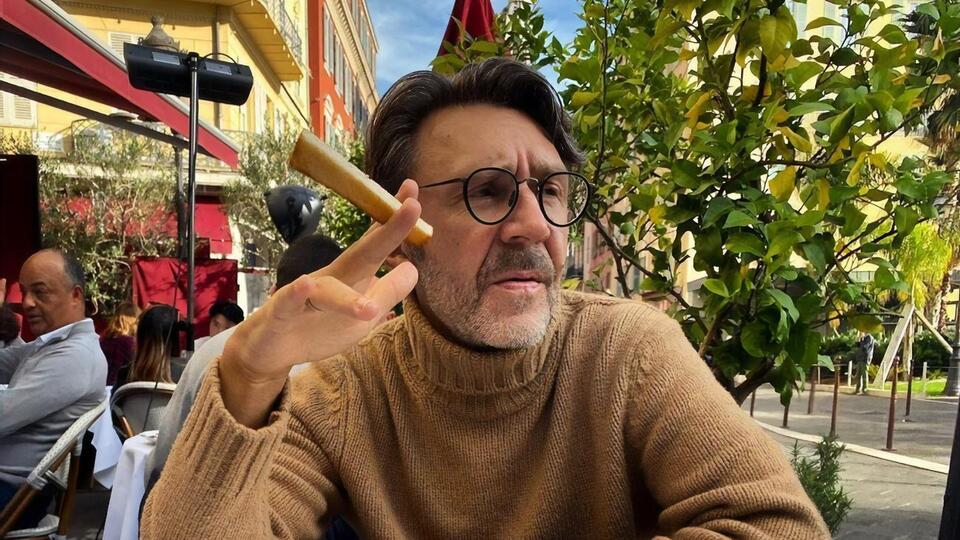 Шнуров: Вжоперти сидели люди. Да, без средств и взаперти, Как ты жопой не верти, Х...й без соли лег на блюде