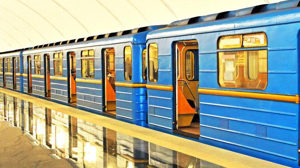 У Києві перекрили рух через міст Метро в обох напрямках після надходження повідомлення про мінування