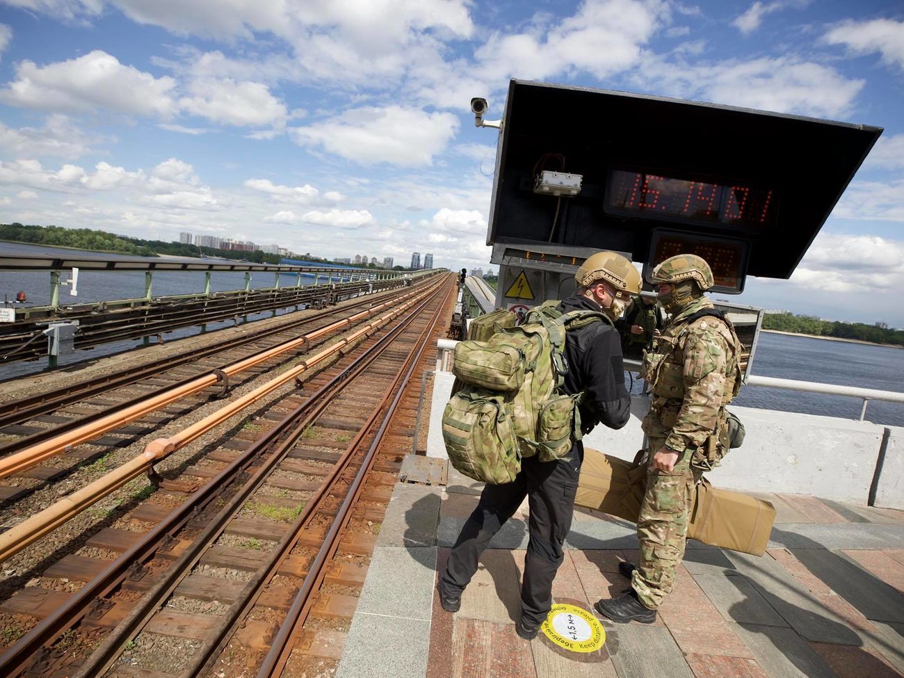 Мужчина угрожал взорвать мост Метро в Киеве. Фоторепортаж