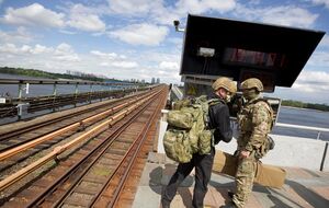Мужчина угрожал взорвать мост Метро в Киеве. Фоторепортаж