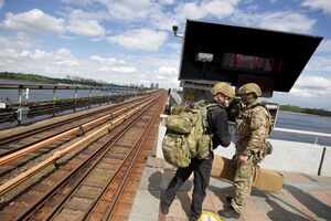 Мужчина угрожал взорвать мост Метро в Киеве. Фоторепортаж