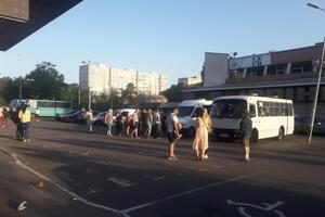 Ирпенский общественный деятель Алексей Зиневич заявил, что в Киев на митинг бюджетников везут автобусами