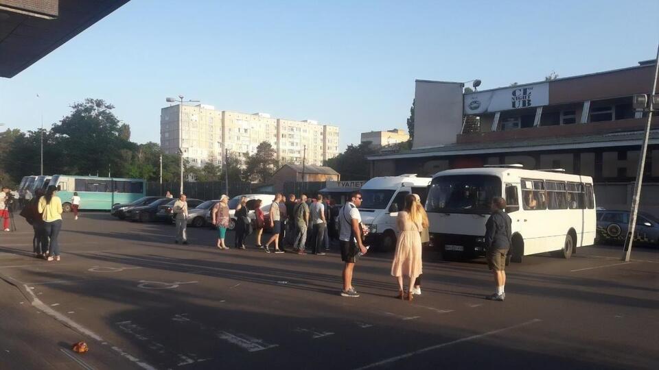 Ірпінський громадський діяч Олексій Зіневич заявив, що в Київ на мітинг бюджетників везуть автобусами