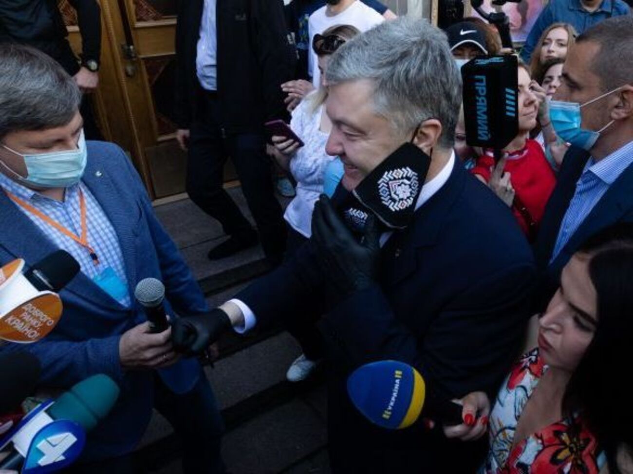 Новиков отметил, что только генпрокурор уполномочен вручить подозрение Порошенко
